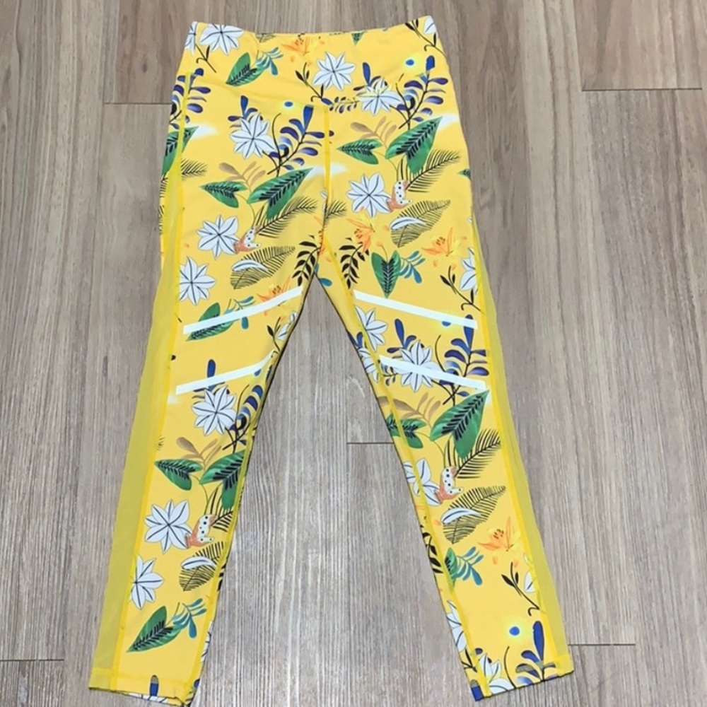 Zyia Floral Reflective Light N Tight 24” Leggings. Like New size 2